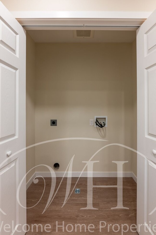 Building Photo - Spacious 2 bedroom duplex with attached garage