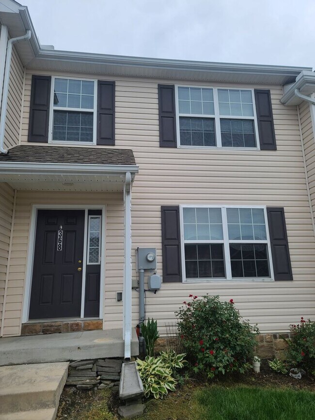 Building Photo - 3 Bed 2.5 Bath Townhome Ready for You in W...