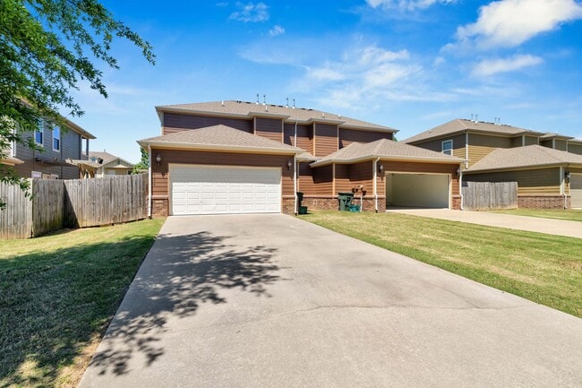Building Photo - 4 Bed 3 Bath Townhome located close to University!