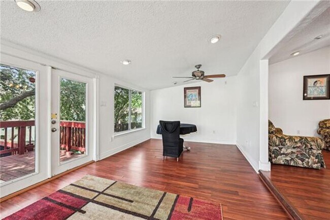 Building Photo - Three Bedroom Three Bathroom