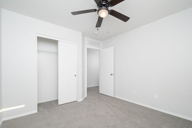 Building Photo - 4 bed, 2.5 bath, 2,251 sqft