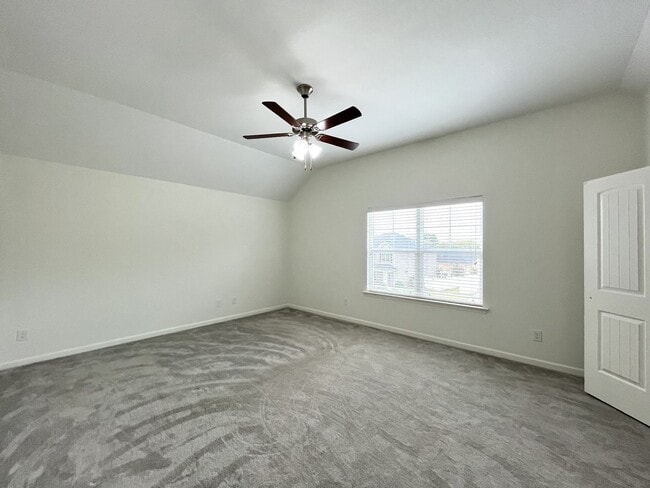 Building Photo - Huge home in Spring Hill!