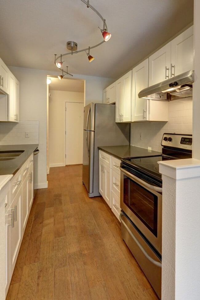 Building Photo - Prime Bellevue Location | 2 Bed Condo + Garage + Pool
