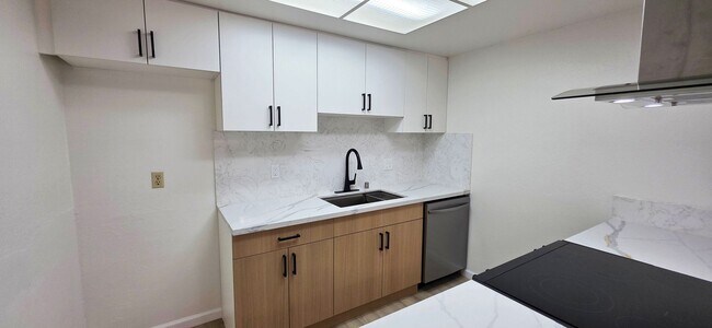 Building Photo - 9628-9628 Bradhugh Ct