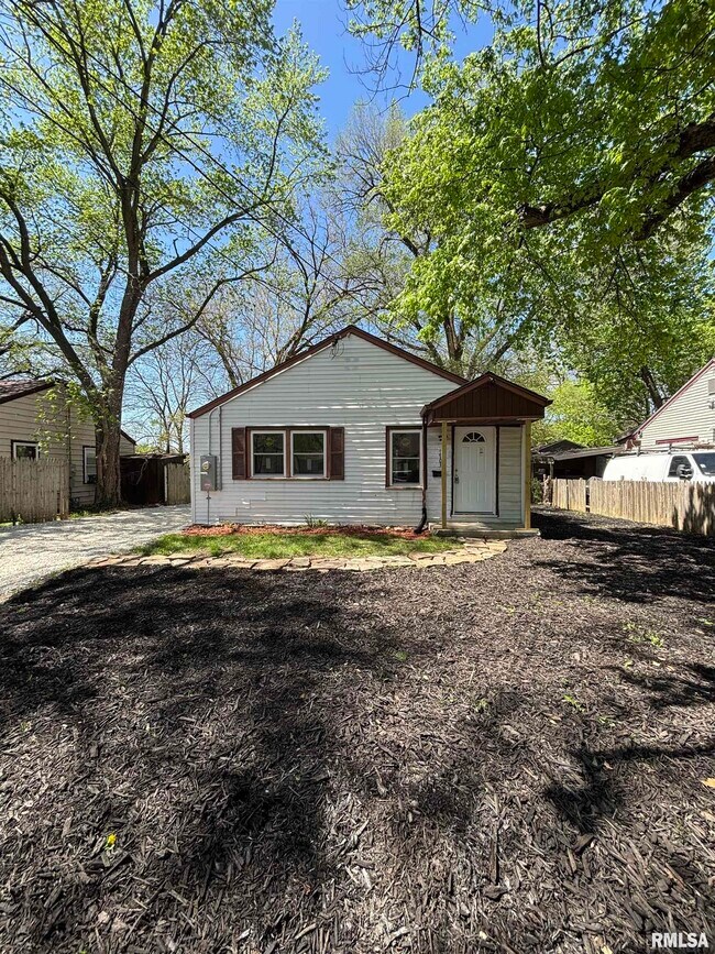 Building Photo - 1703 N Valley Ave