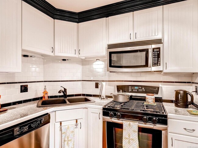 Building Photo - 8671 E Dry Creek Rd