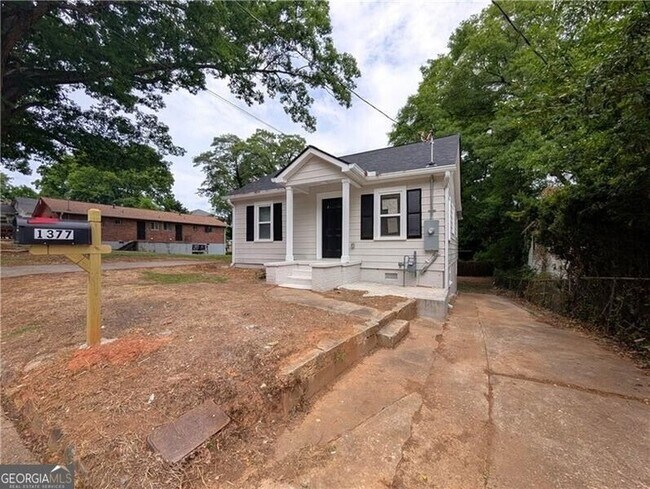 Building Photo - 1377 Pine Ave