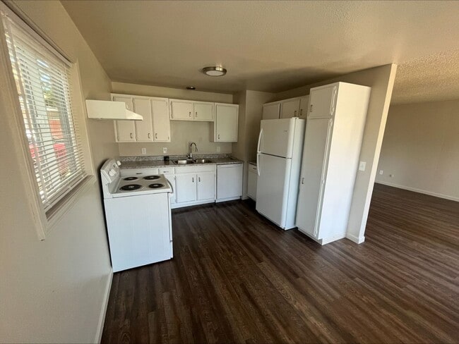 Building Photo - Move in apartment in quiet complex