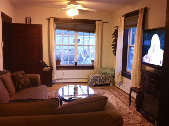 Livingroom with large window garden views - 40 Oak St
