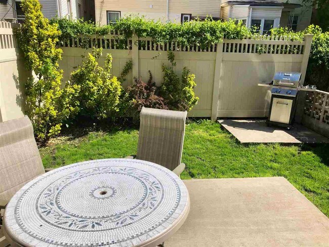 Building Photo - 32 46th St