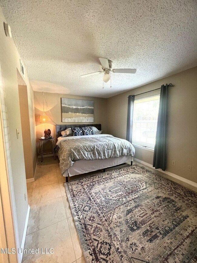 Building Photo - 1550 E 2nd St