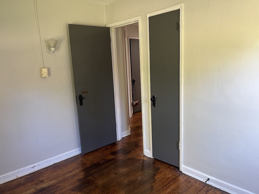 Building Photo - 539 Hadley Ave