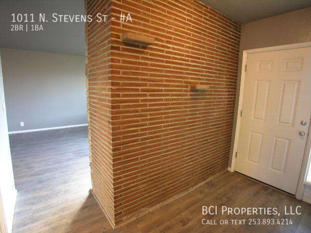 Building Photo - This beautiful 2 bedroom, 1 bath home is m...