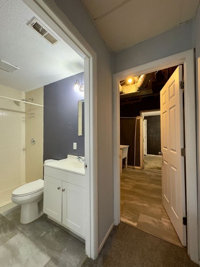 Building Photo - Charming 2 Bedroom/2 Bathroom Townhome in ...