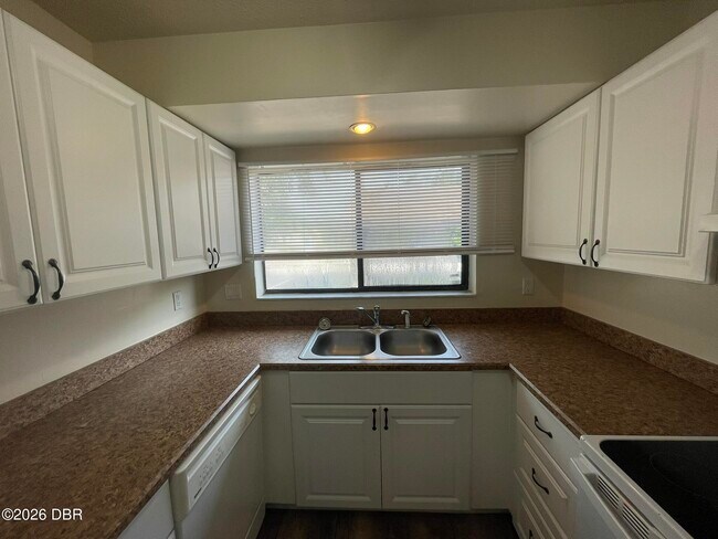 Building Photo - 1 Fair Oaks Cir