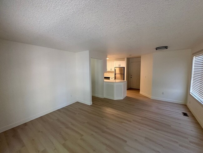 Building Photo - Freshly Updated Troutdale Gem with Enterta...
