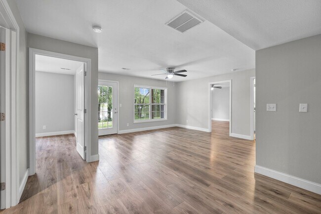 Building Photo - 424/426 E. Deerwood Dr