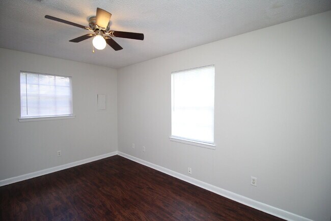 Building Photo - Hamilton Bridge Estates 3BR Brick Home Near Hwy 90, No Carpet & Open Living Space