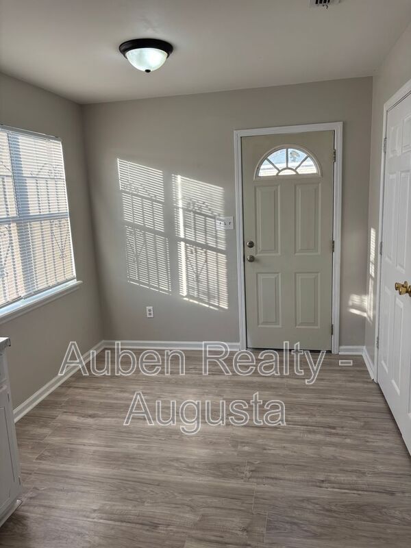 Building Photo - 2930 Dahlia Dr