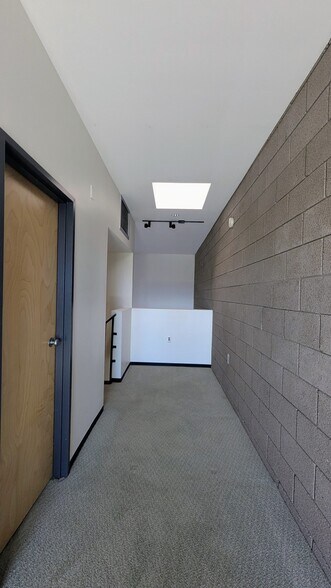 Building Photo - 525 E Willetta St