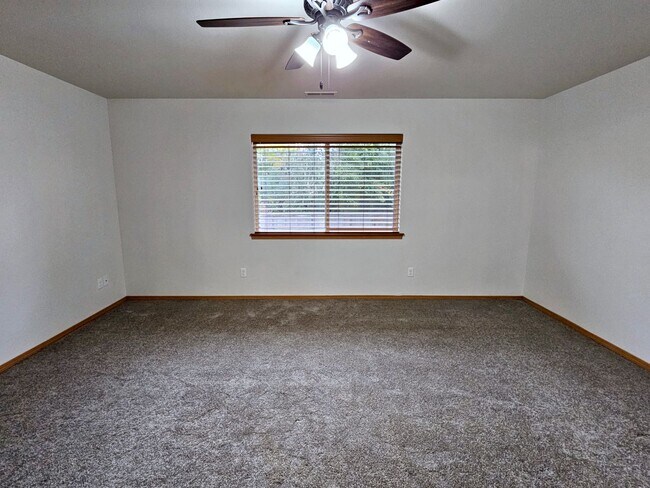 Building Photo - Open, One-Level Living- 4 Bedroom, 2.5 Bath Richland Home with Spacious Backyard