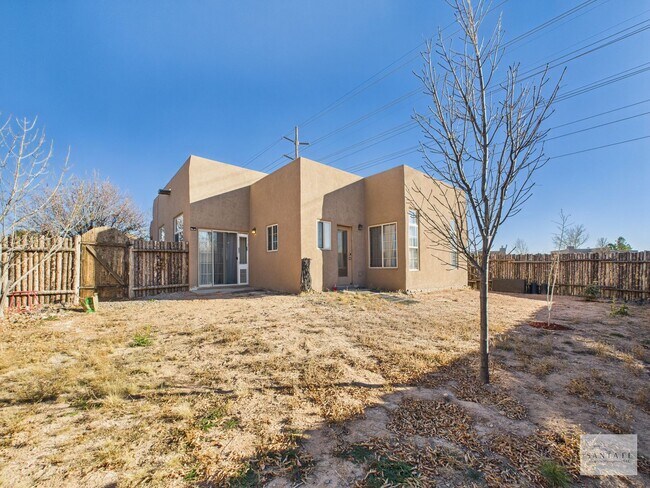 Building Photo - UNFURNISHED 3 Bedroom in Desirable Community