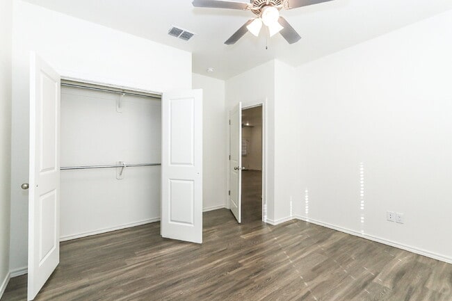 Building Photo - 3-Bedroom Townhouse