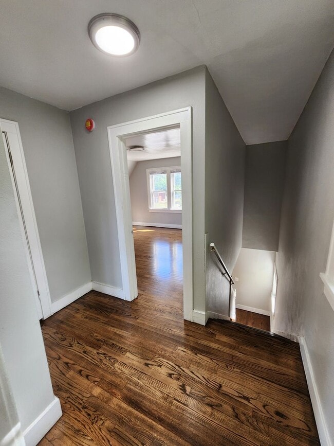 Building Photo - Large Glen Park Home! Original Hardwood Fl...