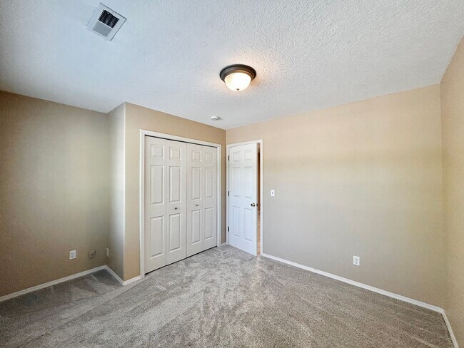 Building Photo - Spacious 4 Bed, 2.5 Bath House