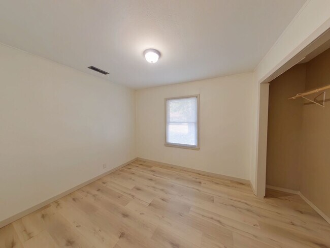 Building Photo - 4242 Dover St