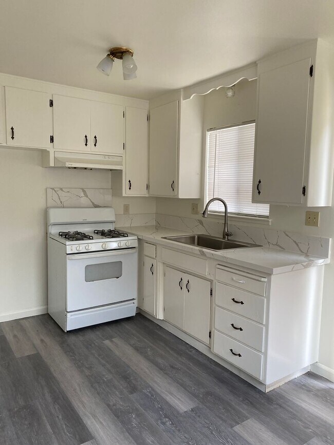 Building Photo - Charming 2 bedroom home