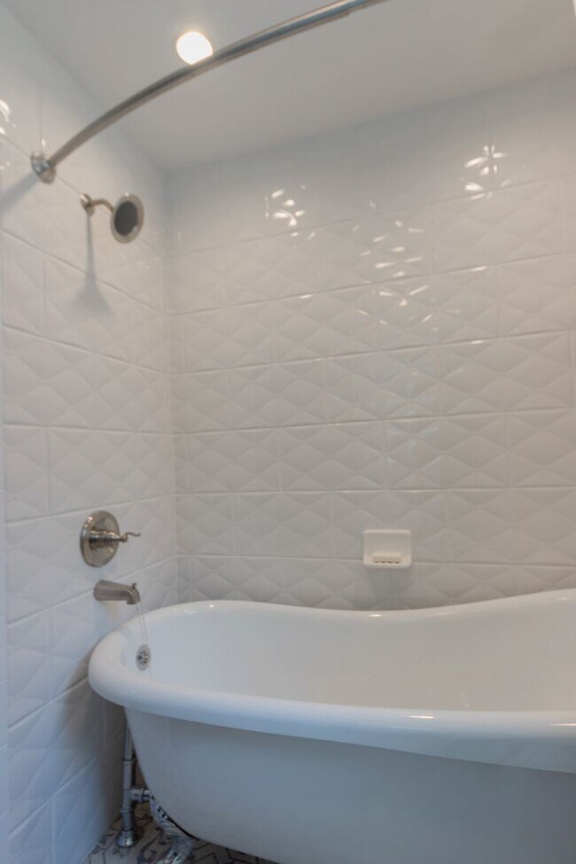 Building Photo - Charming Fully Furnished Three Bed, Two Ba...