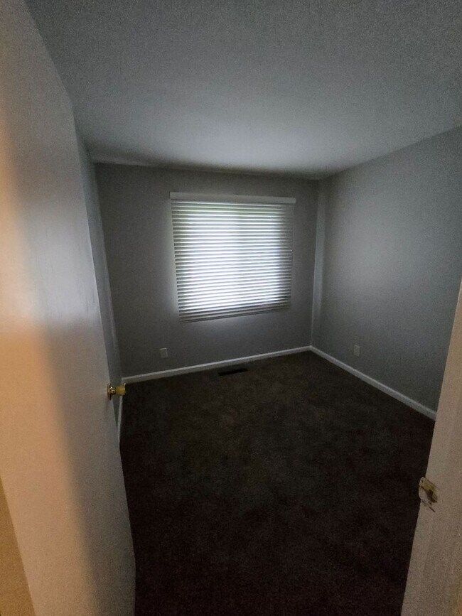 Building Photo - 3 BEDROOM SINGLE FAMILY