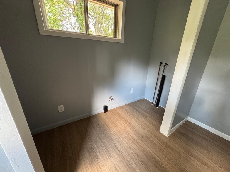 Building Photo - 1112 Riverside Ter