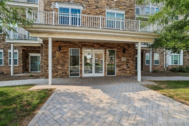 Building Photo - 347 Pond Ln