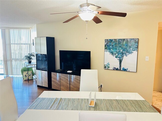 Building Photo - 800 Parkview Dr