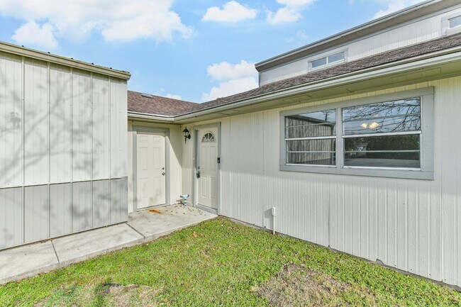 Building Photo - 305 Red Haven Dr