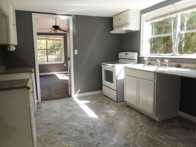 Building Photo - Adoreable 3 BR 1.5 Bath home!