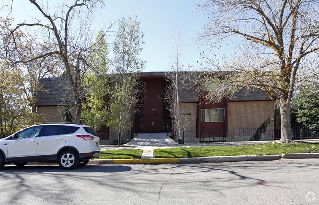 Building Photo - Royal Oaks