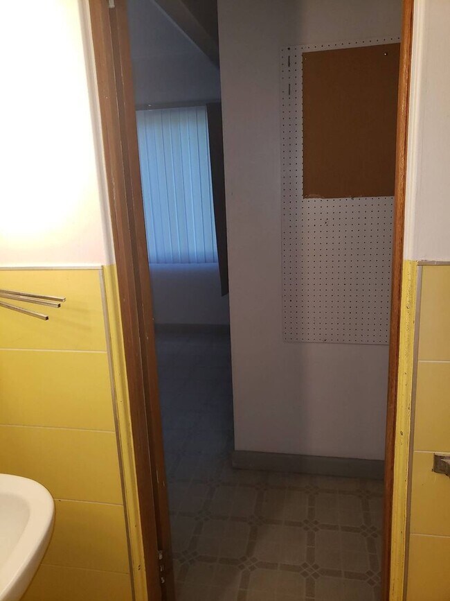 Building Photo - 1065 NE Duncan Ln