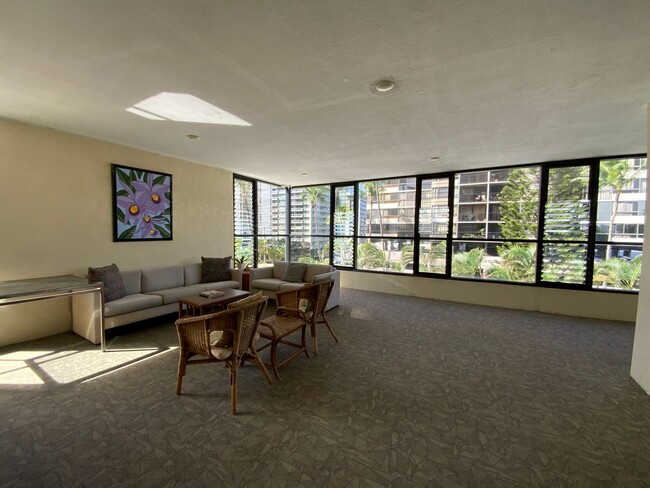 Building Photo - Hale Kulanui Studio unit near UH in the he...