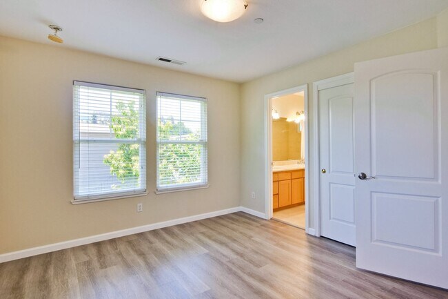 Building Photo - Awesome Home Located in a Quiet Tree Line Neighborhood