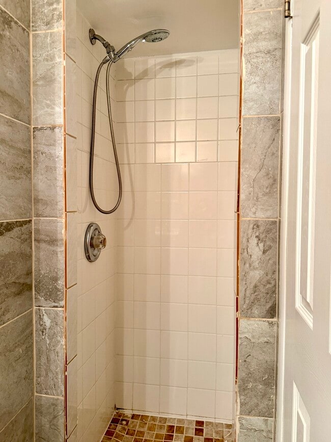 Building Photo - 533 Redwood Rd