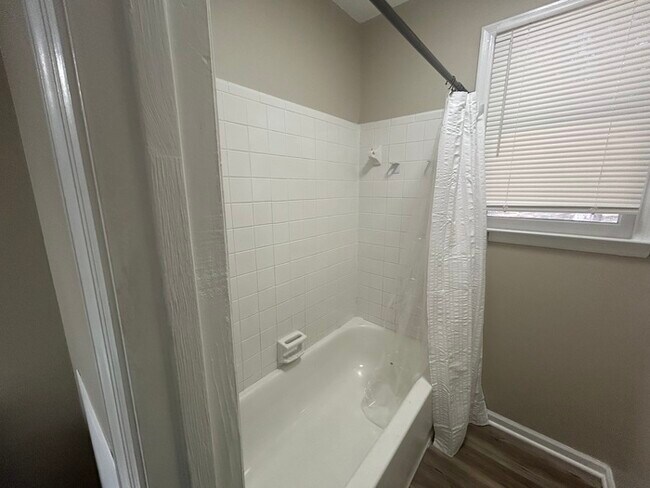 Building Photo - 19 Woodpond Ct