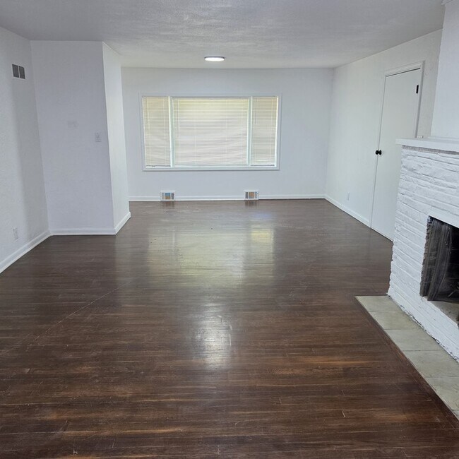 Building Photo - Spacious 4 bedrooms and 2 full baths home located on Holmes Rd in Kansas City, MO