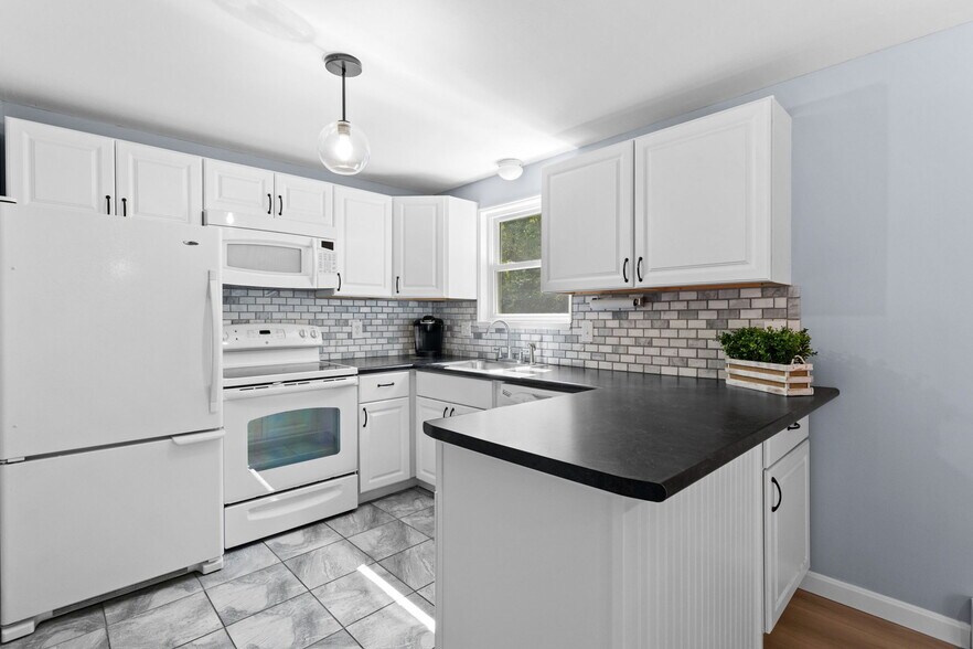 Building Photo - 24 Oakridge Dr