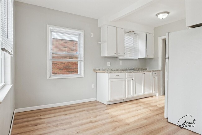 Building Photo - $1250 3 bedroom bungalow