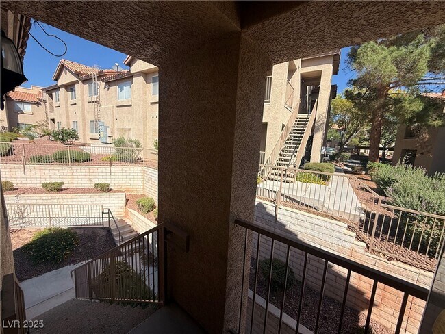 Building Photo - 2110 Los Feliz St