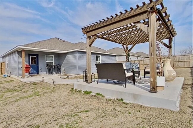 Building Photo - Stylish 3 Bed / 2 Bath with Open Layout & Backyard Retreat