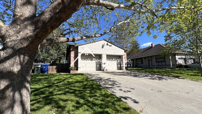 Building Photo - Charming Arden Area 2bd/1ba Duplex!